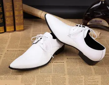 Norādīja ādas kurpes baltā un melnā ādas elpojošs biznesa ikdienas apavi moderns vīriešu kāzu, banketu kurpes austi apavi